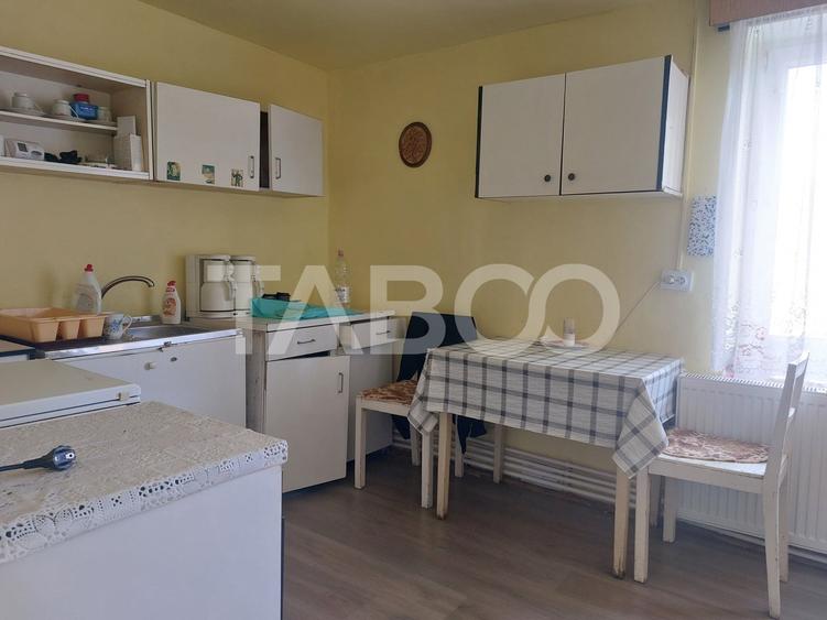 Apartament cu 3 camere semidecomandat, mobilat în Cisnădie