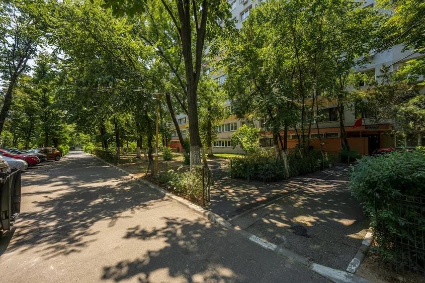 Apartament cu 3 camere semidecomandat în Baba Novac