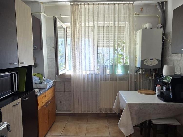 Apartament cu 2 camere semidecomandat în Craiovița Nouă