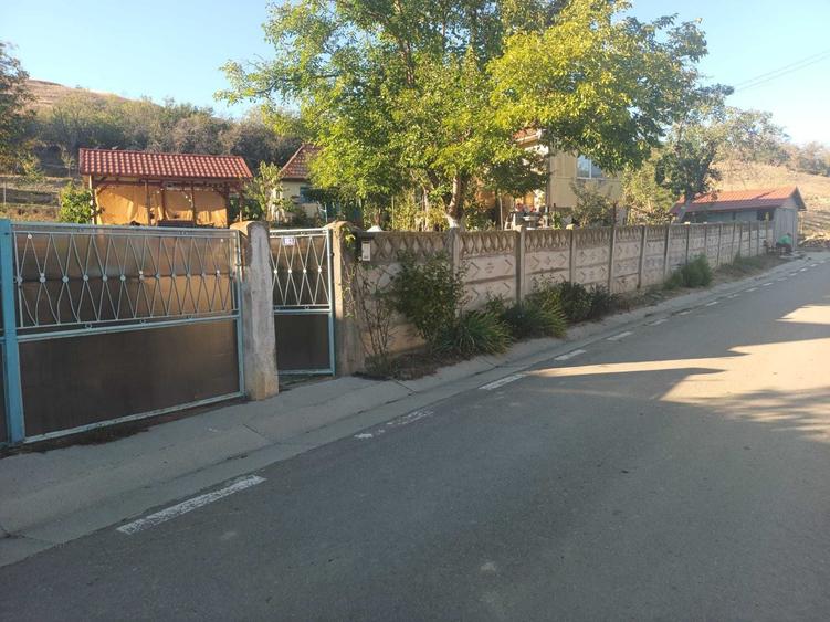 Casă cu 2 camere decomandat în Henig