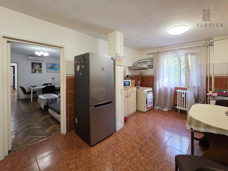 Apartament cu 3 camere semidecomandat în Circumvalațiunii