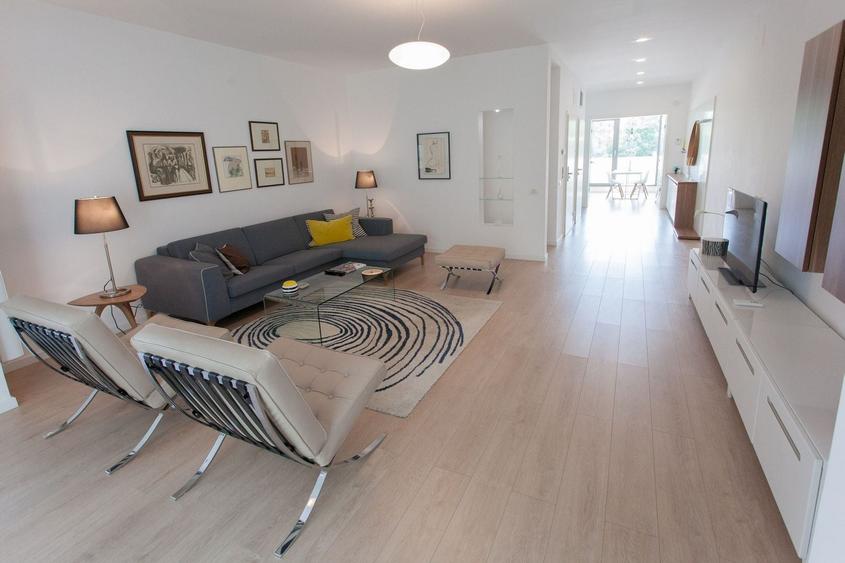Apartament cu 3 camere decomandat, mobilat în P-ța Victoriei