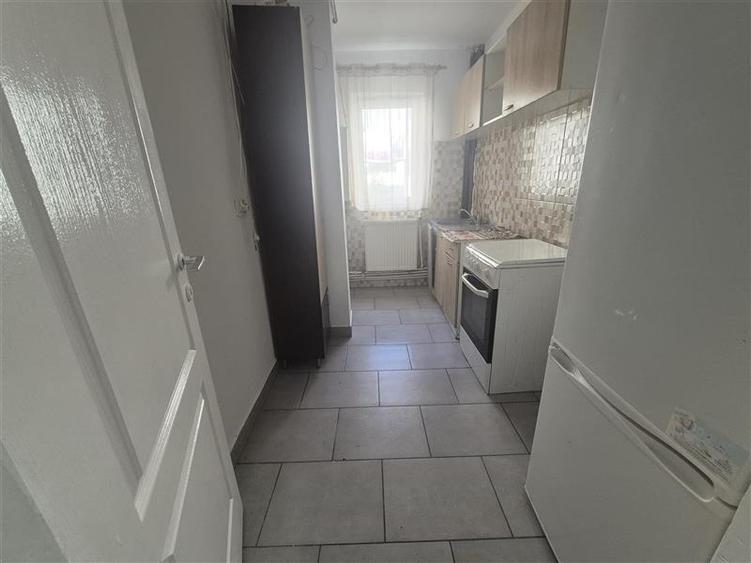Apartament cu 3 camere semidecomandat în Dacia