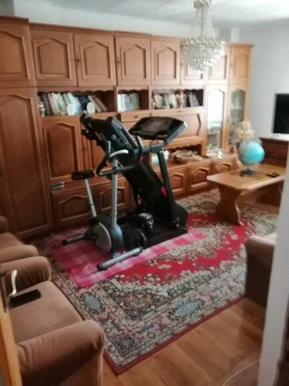 Apartament cu 4 camere decomandat în Găești