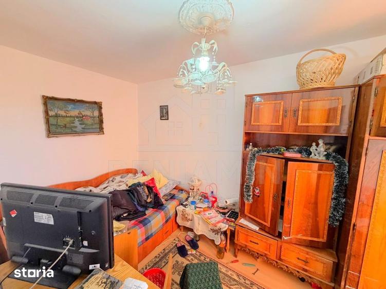 Apartament cu 3 camere semidecomandat în Craiovița Nouă