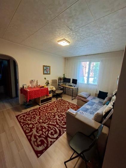 Apartament cu 3 camere semidecomandat, mobilat în Rahova