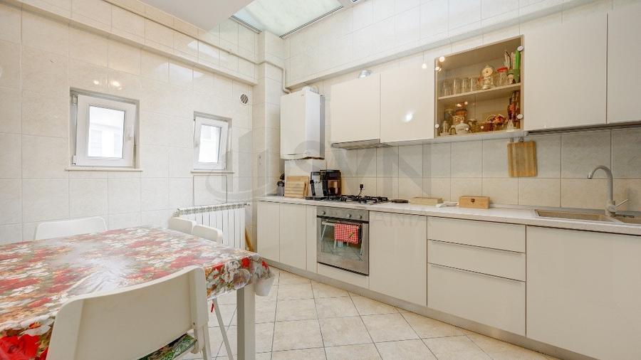 Apartament cu 4 camere semidecomandat în Floreasca