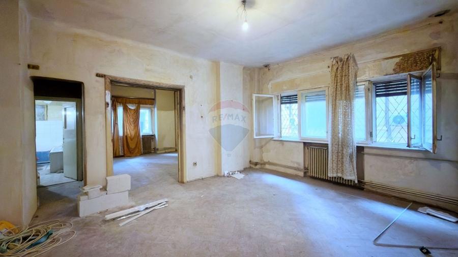 Apartament cu 3 camere semidecomandat în Universitate