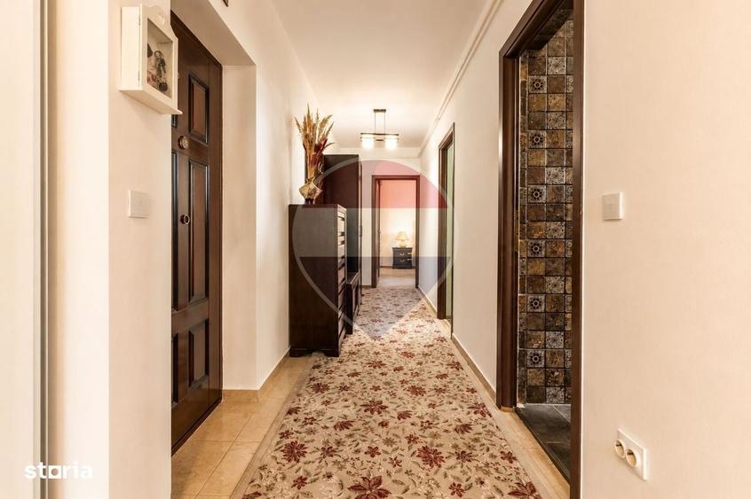 Apartament cu 3 camere decomandat în Păun