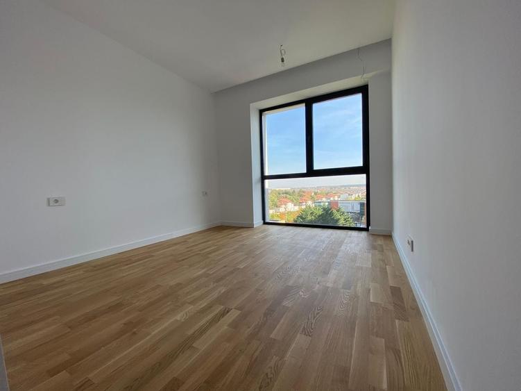 Apartament cu 3 camere semidecomandat în Pipera