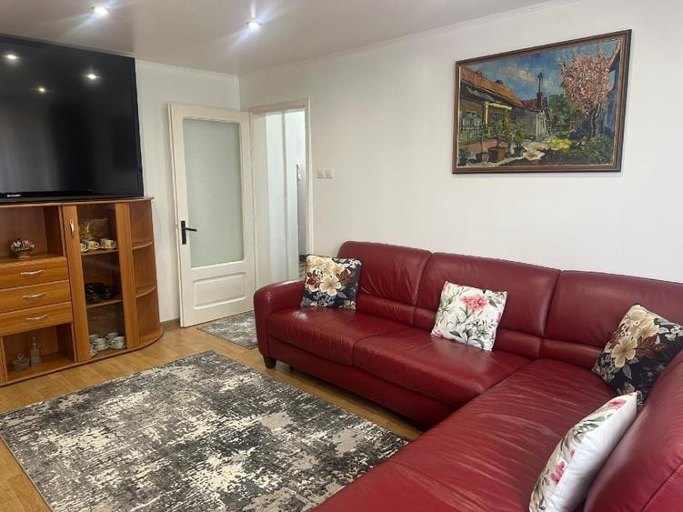 Apartament cu 4 camere decomandat în Republicii