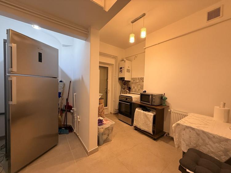 Apartament cu 4 camere semidecomandat în Primăverii
