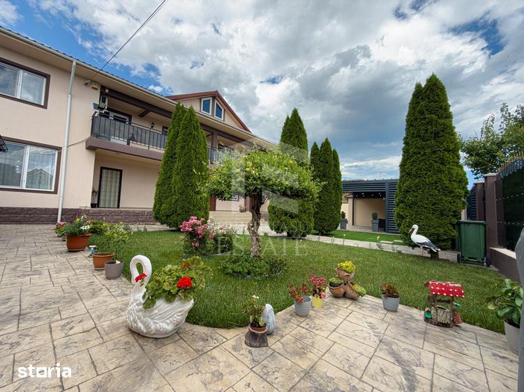 Casă cu 10 camere cu Teren 600 Mp în Lumina