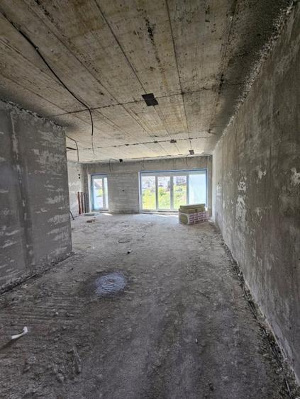 Apartament cu 3 camere decomandat în Europa