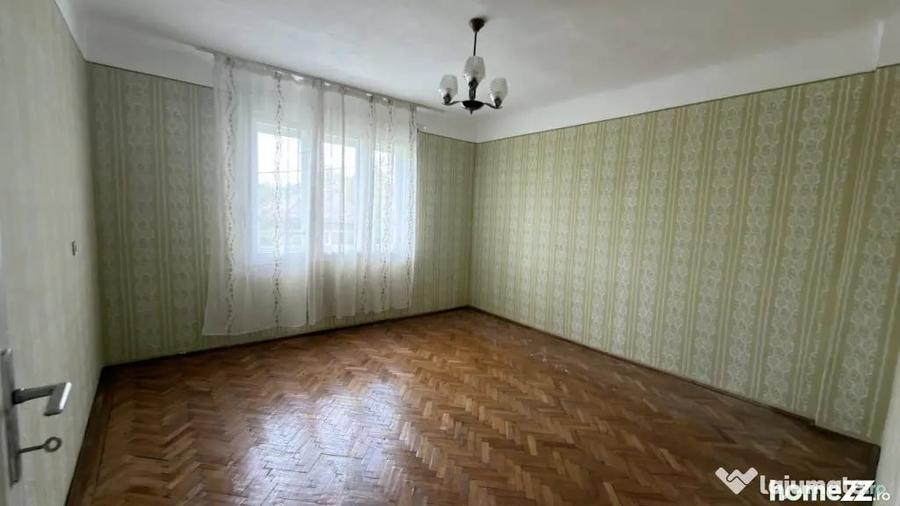 Casă cu 3 camere cu Teren 2200 Mp în Central