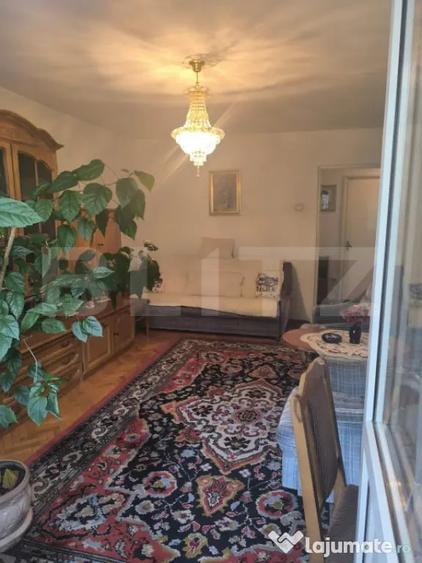 Apartament de vanzare, cu 3 camere si 3 balcoane, 74 mp, zon - 8