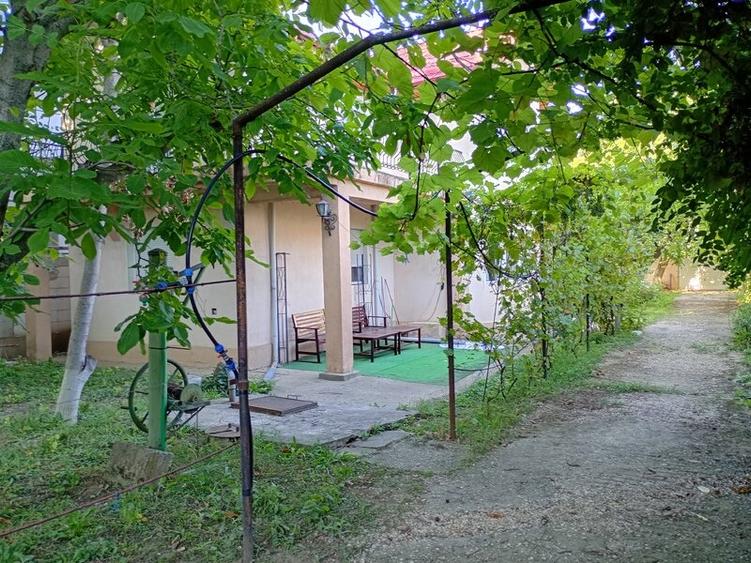 Casă cu 4 camere cu Teren 500 Mp în Central