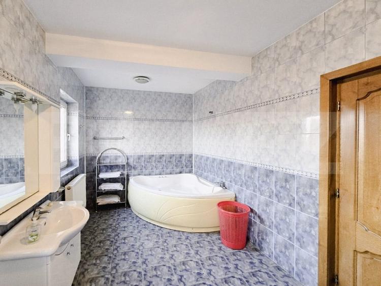 Casă individuală cu 8 camere cu Canalizare în Gruia