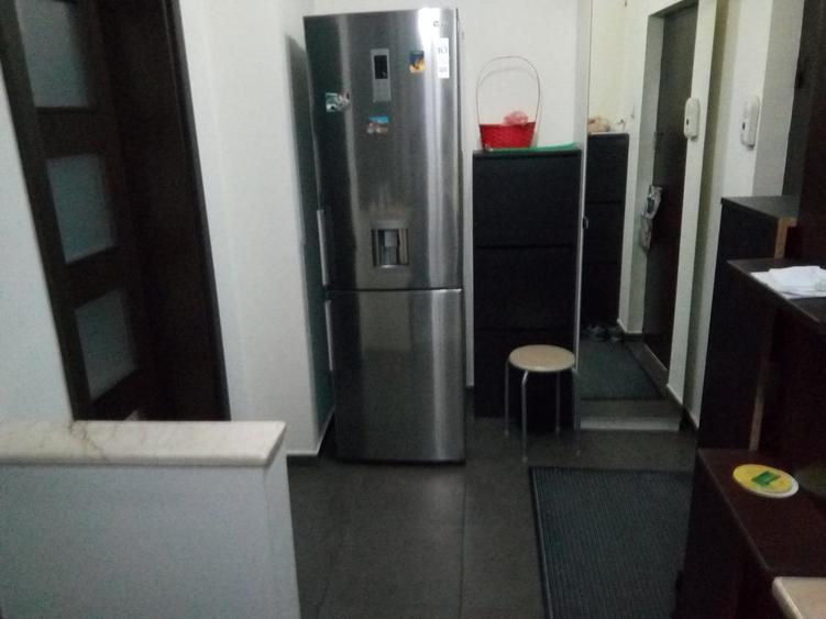 Apartament cu 3 camere semidecomandat în Teiul Doamnei