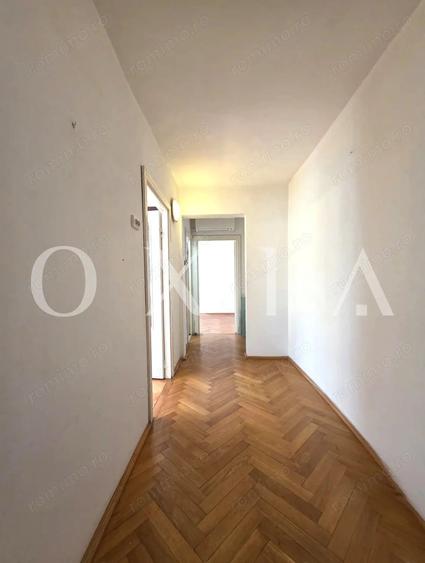 Apartament cu 3 camere semidecomandat în Girocului