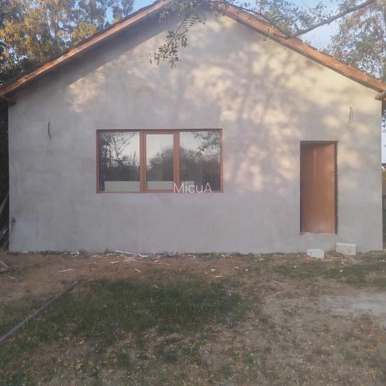 Inchiriez casa la 20 km de Pitesti pentru locuit,atelier,muncitori