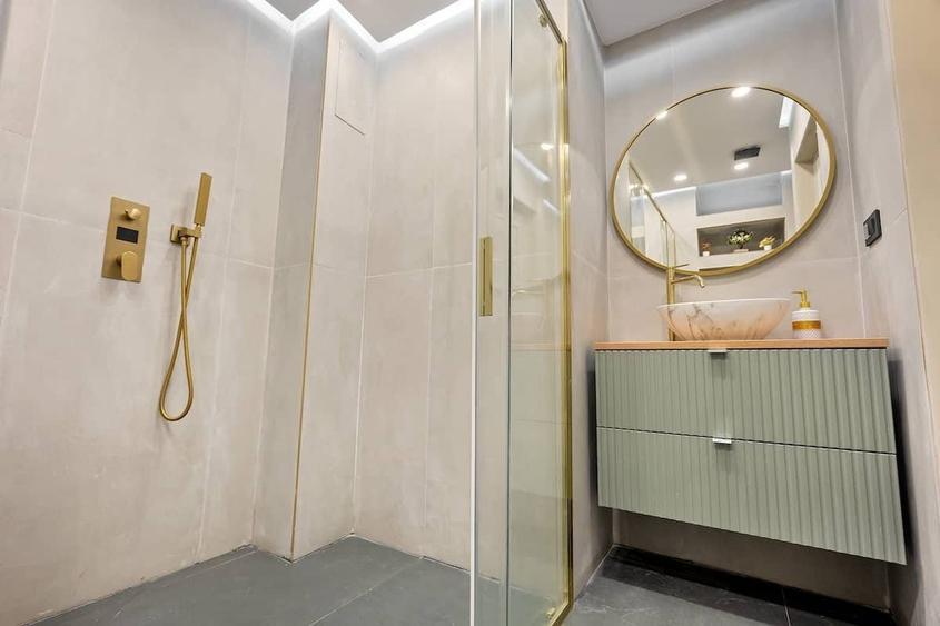 Apartament cu 5 camere decomandat, mobilat în Magheru