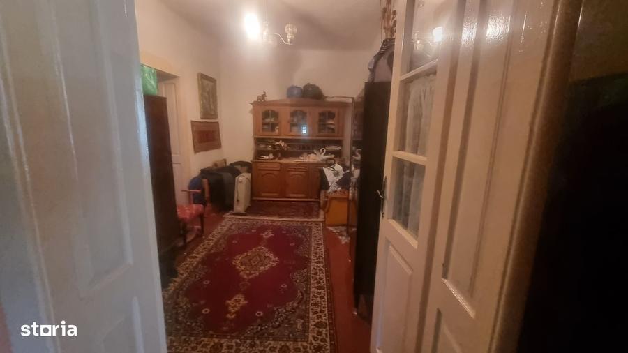 Casă cu 4 camere cu Teren 7928 Mp în Central