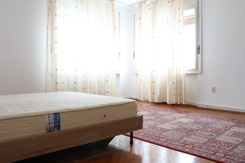 Apartament cu 3 camere semidecomandat, mobilat în Favorit