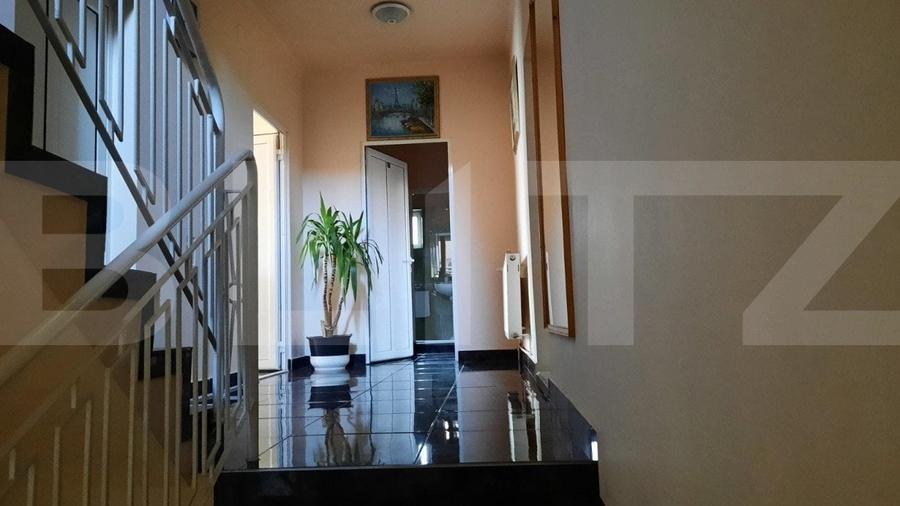 Casă individuală cu 9 camere cu Teren 868 Mp în Est
