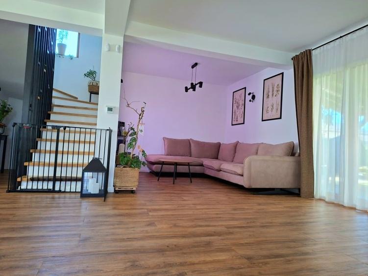 Casă individuală cu 4 camere cu Canalizare în Săbăreni