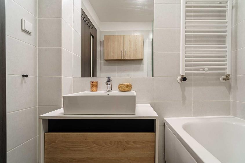 Apartament cu 2 camere semidecomandat în Tei