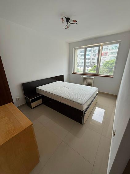Apartament cu 3 camere semidecomandat în 1 Mai