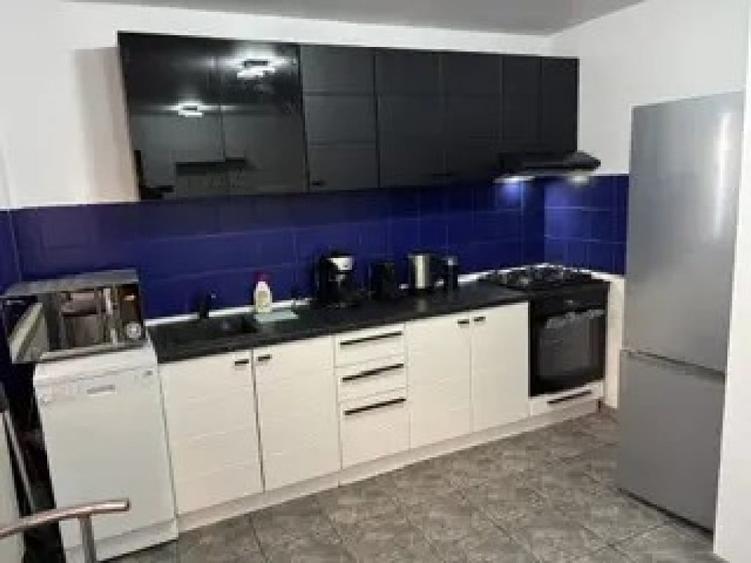 Apartament cu 3 camere semidecomandat în Ștefan cel Mare