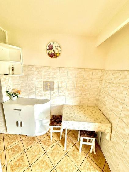 Apartament cu 3 camere decomandat, mobilat în Girocului