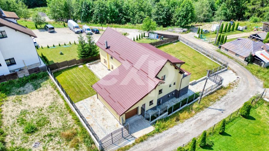 Casă individuală cu 8 camere cu Canalizare în Malul Ursului