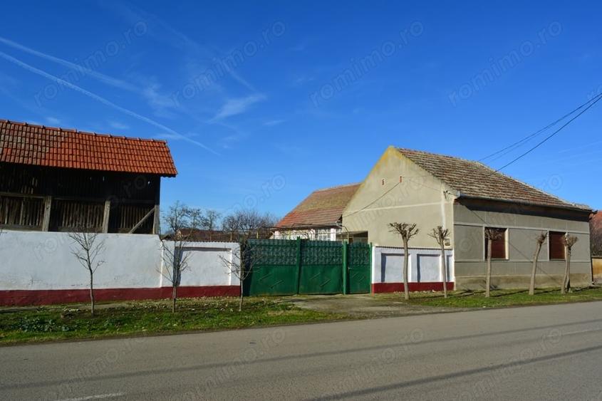 Casă cu 3 camere în Petroman