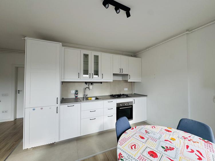 Apartament cu 3 camere semidecomandat, mobilat în Central