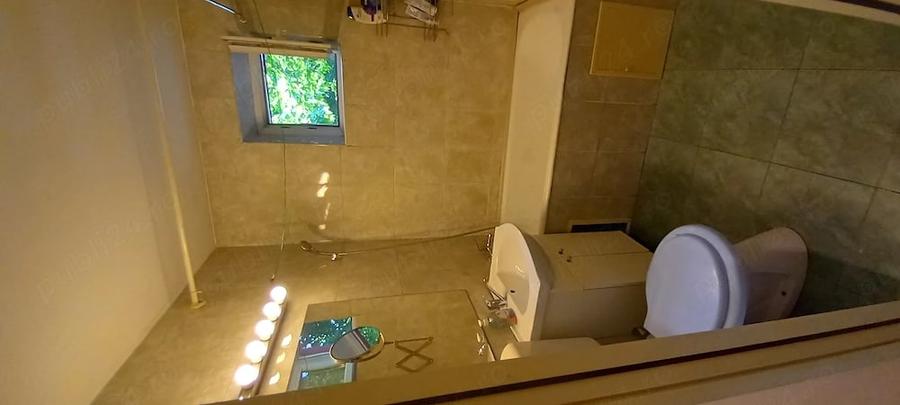 Apartament cu 3 camere semidecomandat în Berceni