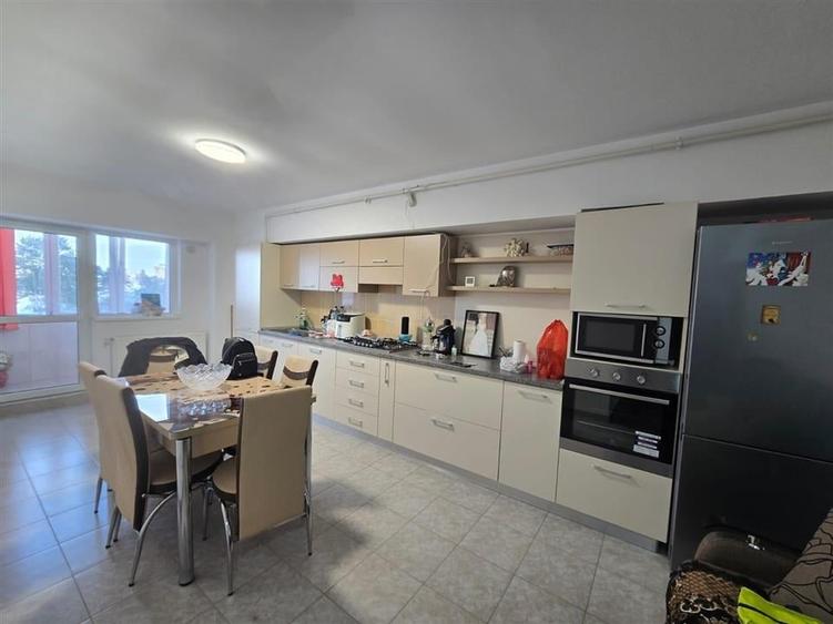 Apartament cu 3 camere decomandat, mobilat în Exterior Est