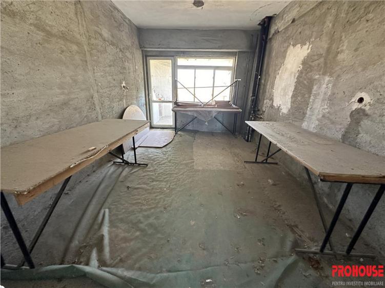 Apartament cu 5 camere decomandat în Sud