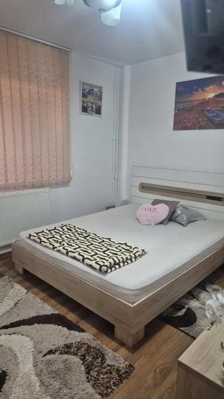 Apartament cu 3 camere semidecomandat în Rovine