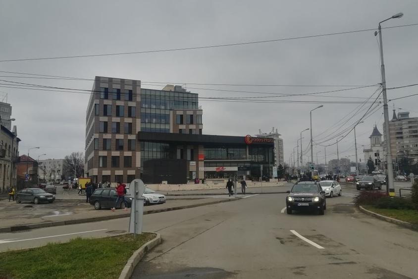 Birou, de 3,700 mp, în Central