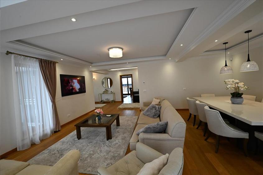 Casă individuală cu 7 camere cu Canalizare în Exterior Nord