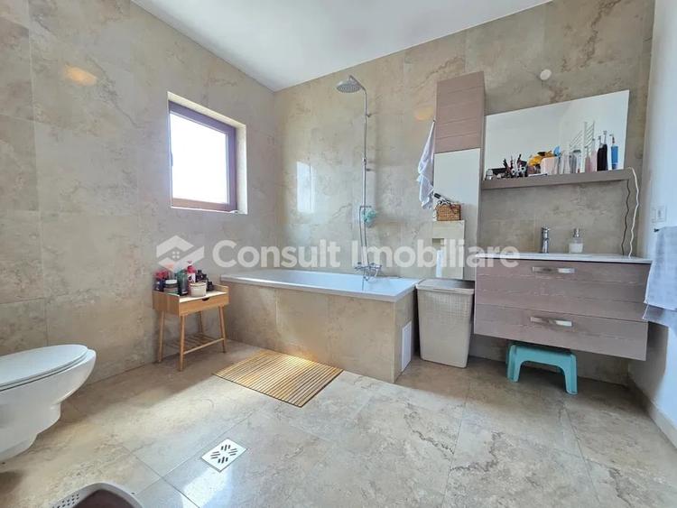 Apartament cu 3 camere semidecomandat, mobilat în Bună Ziua