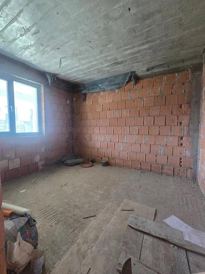 Casă cu 6 camere cu Teren 383 Mp în Dobroești