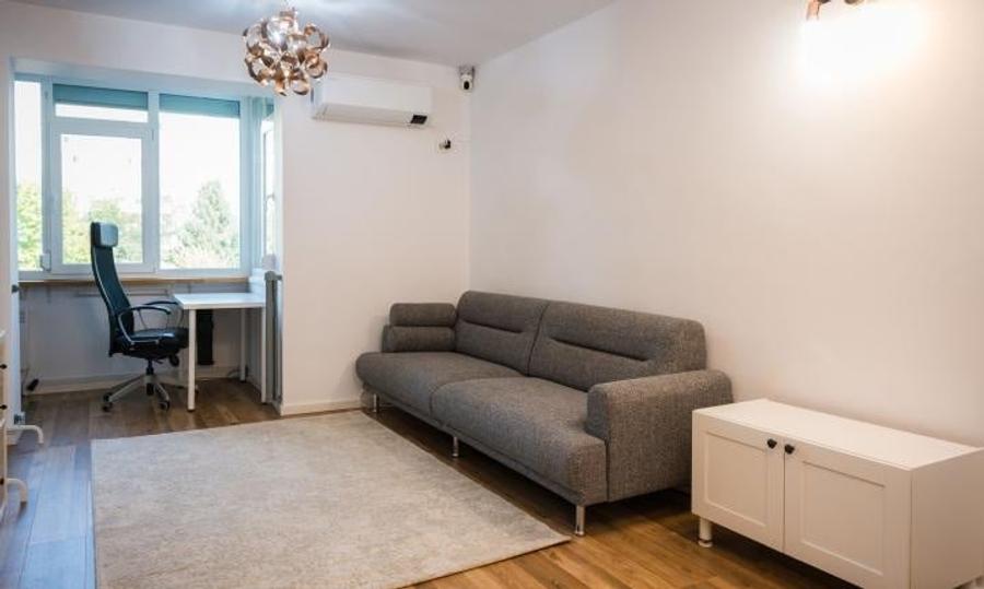 Apartament cu 3 camere semidecomandat, mobilat în Costin Georgian