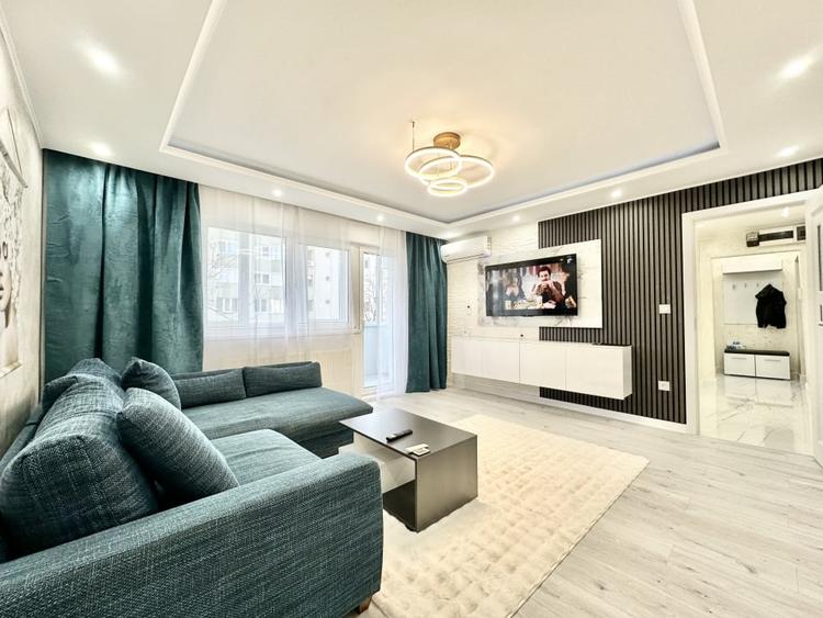 Apartament cu 3 camere semidecomandat, mobilat în Dâmbovița