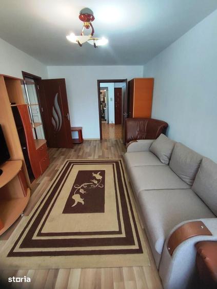 Apartament cu 3 camere semidecomandat în Rahova