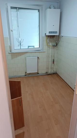 Apartament cu 3 camere semidecomandat în Micro 4