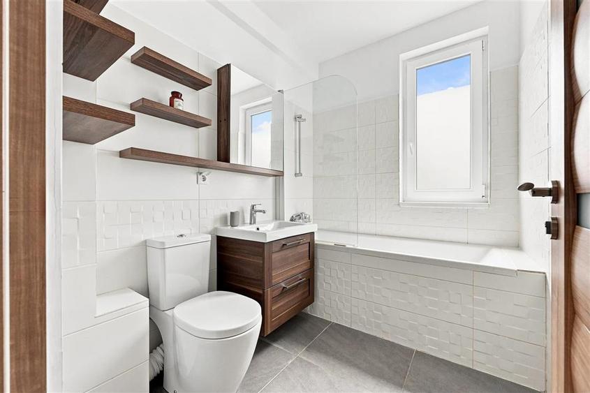 Apartament cu 3 camere decomandat în Rediu